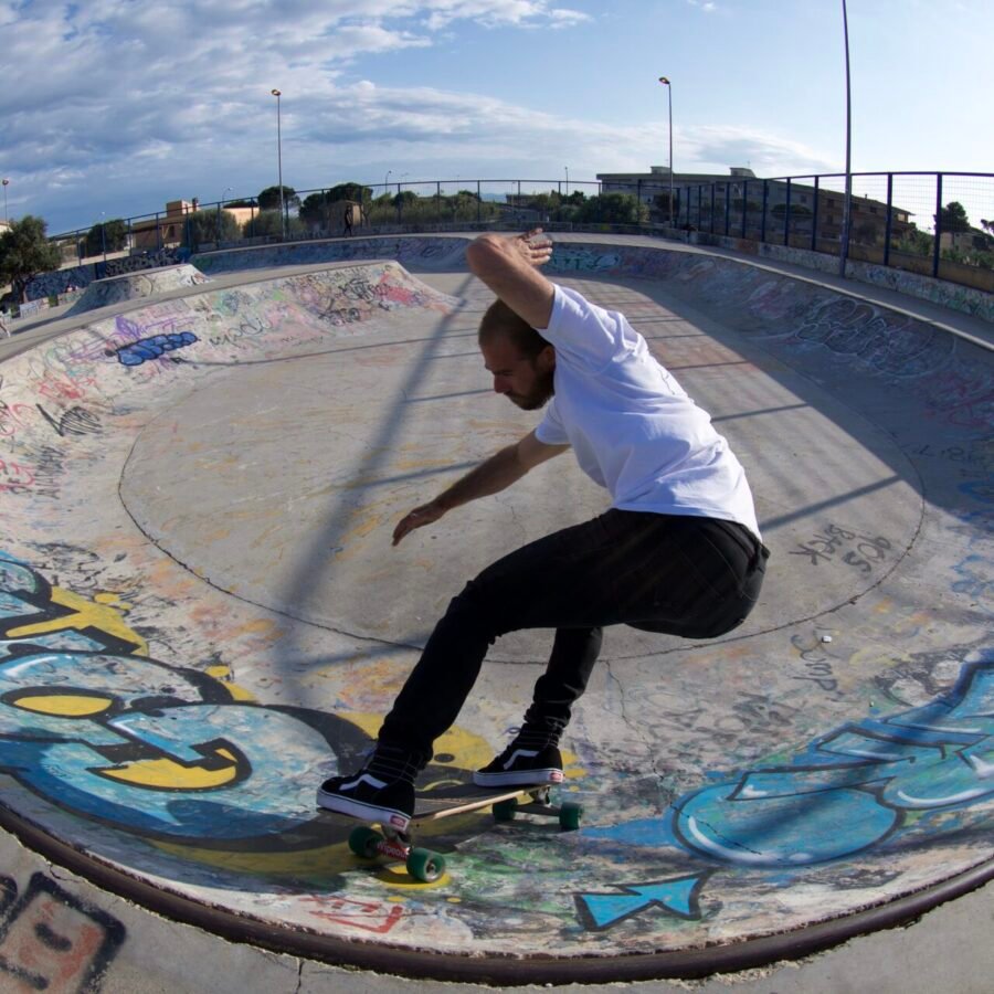 foto ragazzo su un surfskate in rampa